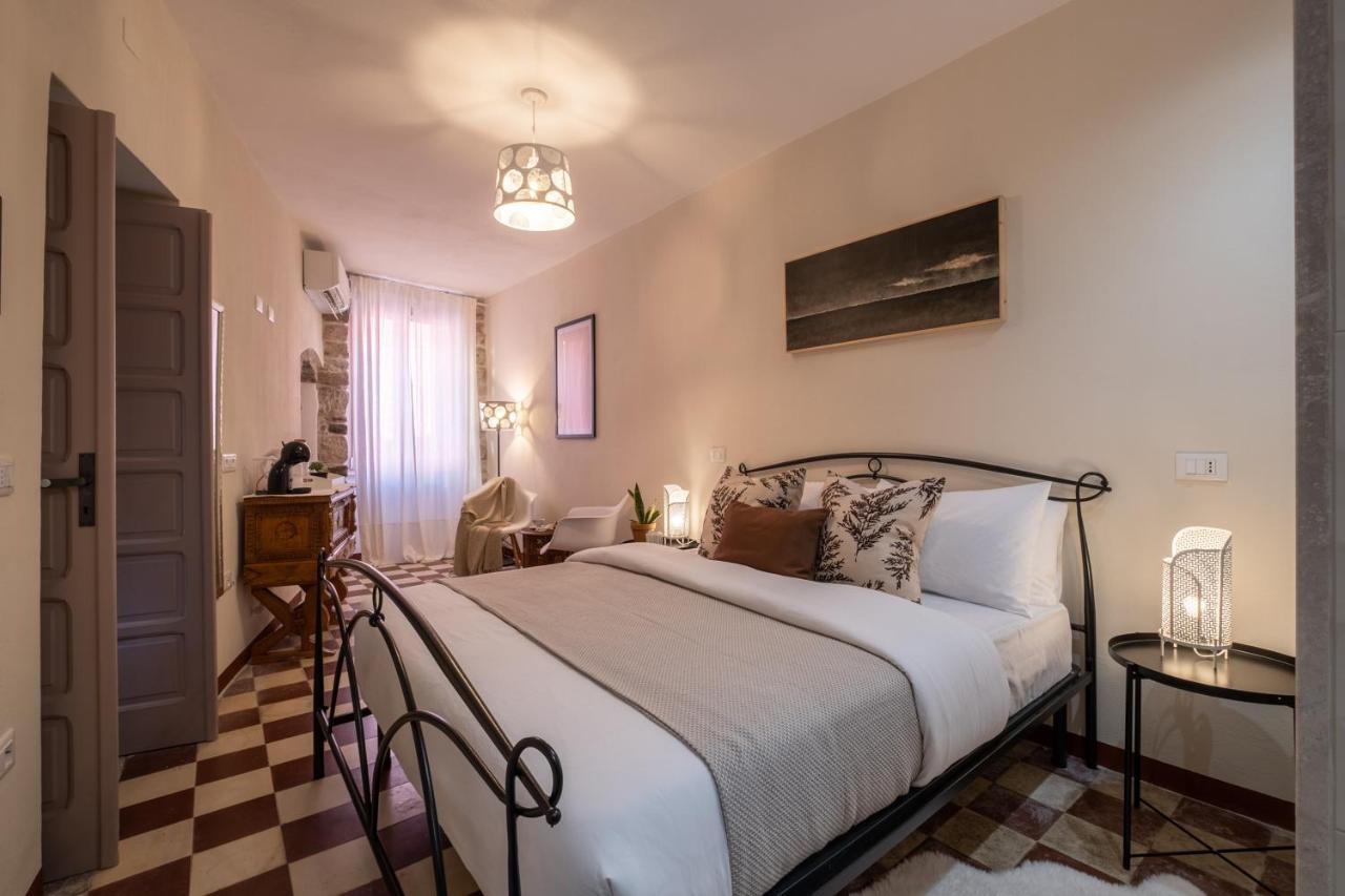 Dimora Sant'Ignazio Guest House Боза Екстер'єр фото